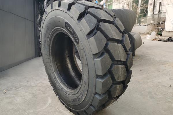 SUNDOM Skidsteer Loader Tyre 12-16.5: Designed for Demanding Conditions